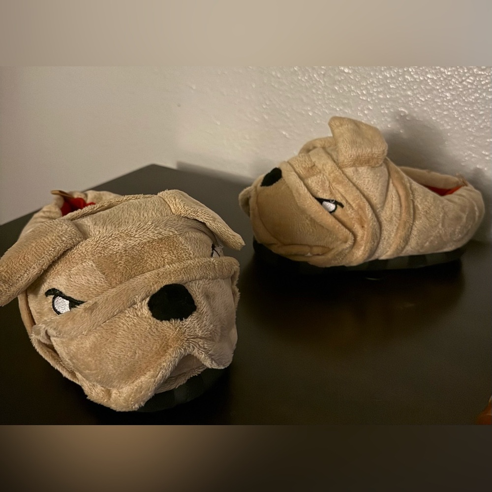Wiggle Warms Bulldog Slippers | Big Kids XL (11–12) | Unisex Plush House Shoes - Picture 2 of 6